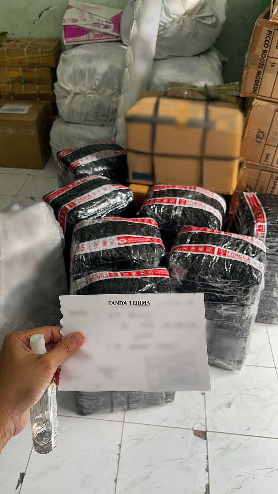 Aktivitas pengiriman paket SAGARAMAS ke luar kota